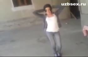 Гибкая девочка эротично танцует перед камерой