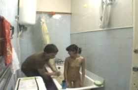 Киргизы решили поснимать любительское порно в ванной