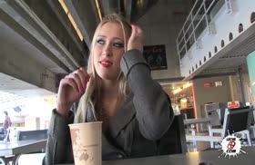 Блондиночка в кожаных штанах согласилась на порно