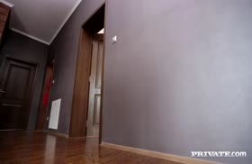 Русская брюнетка снимает с челом смачное порно