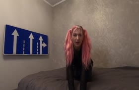 Девка с розовыми волосами напрашивается на жесткий секс