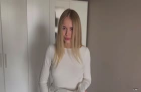 Молодая русская блондинка соблазнила парня своей попкой