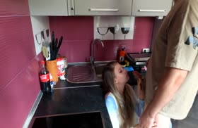 Грудастая русская бабенка оскверняет со своим парнем кухню
